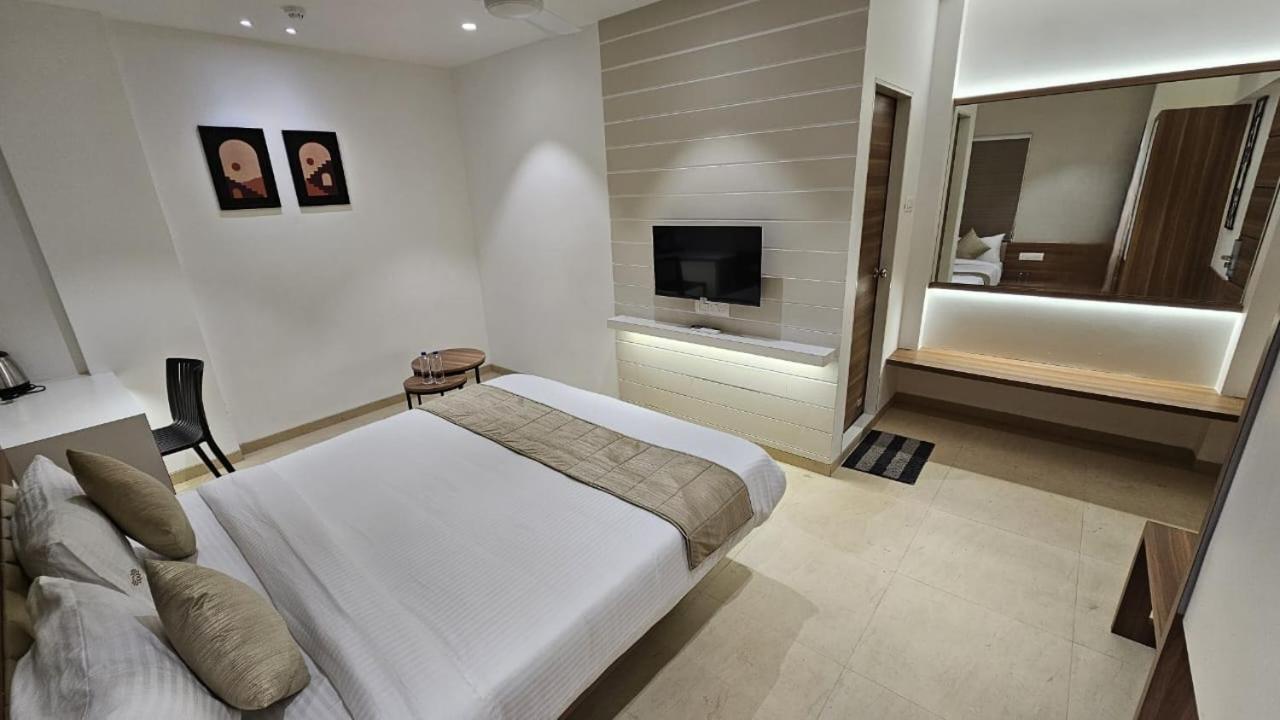 Hotel Veesons Executive Solapur Εξωτερικό φωτογραφία