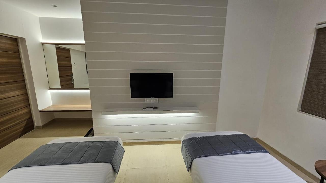 Hotel Veesons Executive Solapur Εξωτερικό φωτογραφία