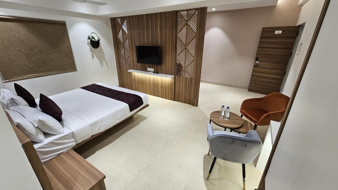 Hotel Veesons Executive Solapur Εξωτερικό φωτογραφία
