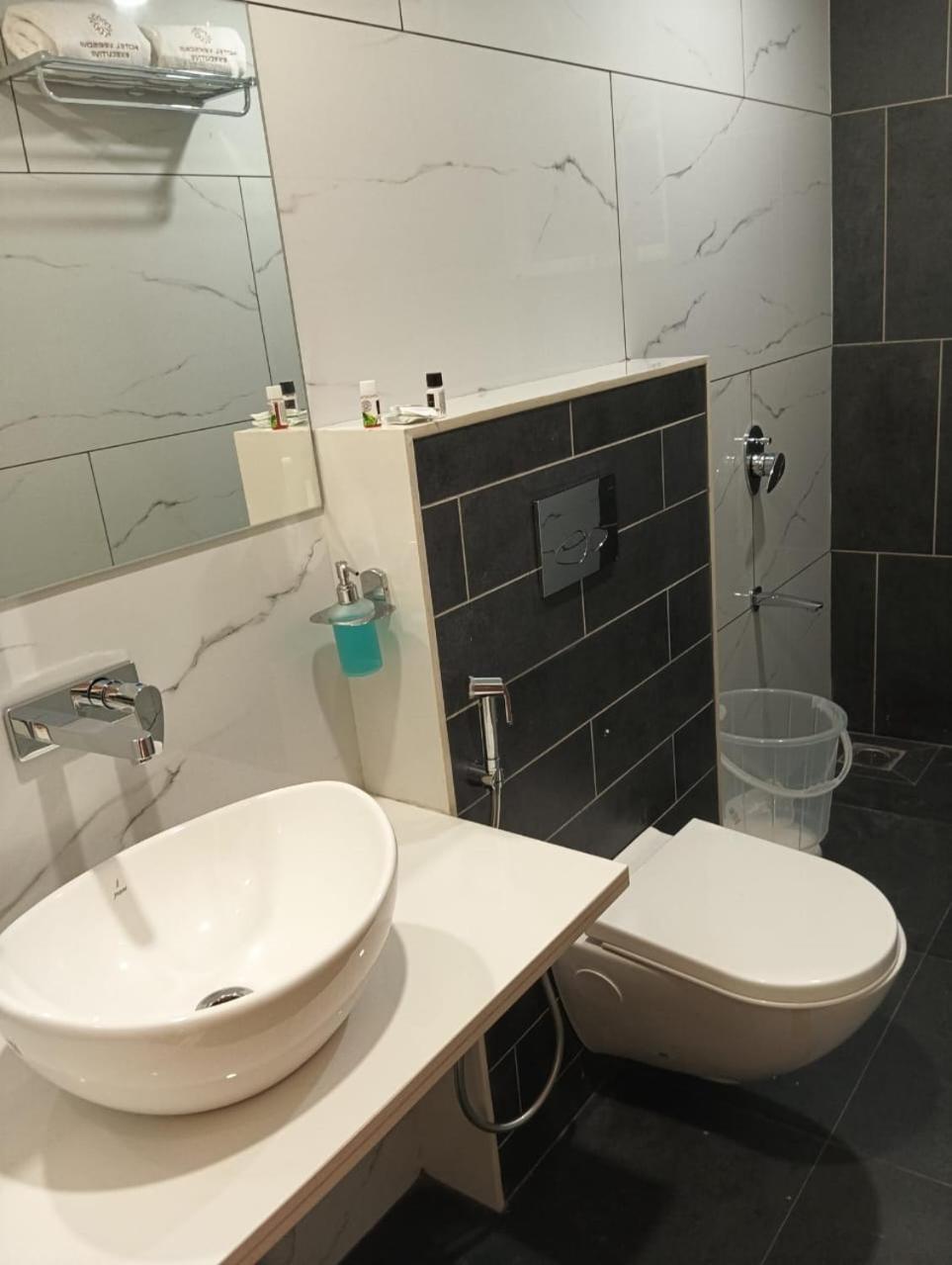 Hotel Veesons Executive Solapur Εξωτερικό φωτογραφία